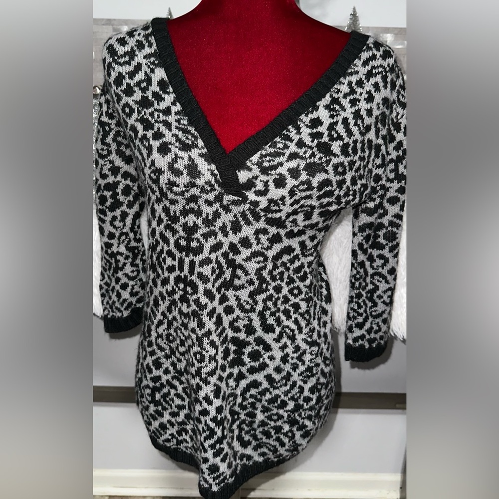 Leopard Print V-Neck Sweater - Black and Gray